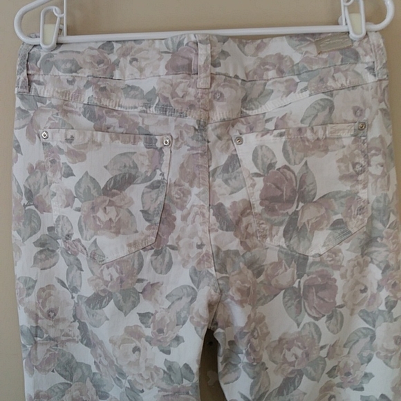 Seven7 High Rise Skinny Tummy Less Floral Pant 10 Cream - Picture 9 of 16